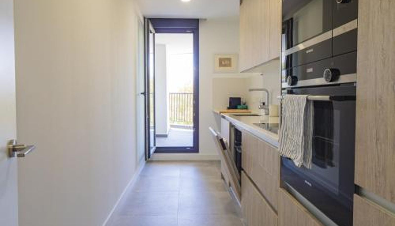Kuchnia - Cubo's Urban Sky Malaga Apartment West View 5