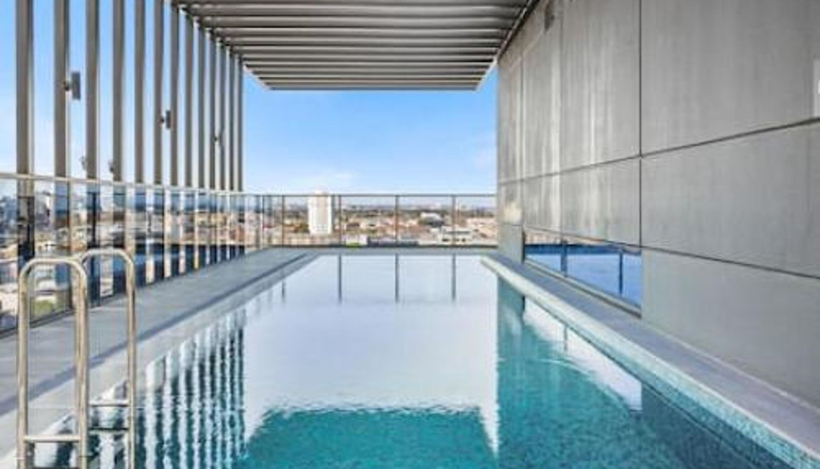 Apartment - Pool walk to Crown  Rooftop  Gym  Balcony Prime Location