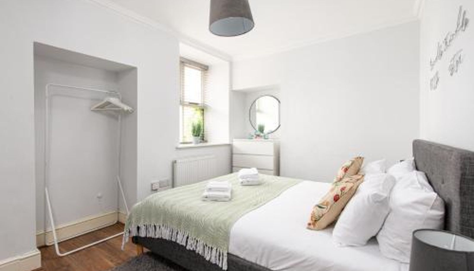 Apartamento - Central Flat-2Bed-Free Parking-By FabAccommodation