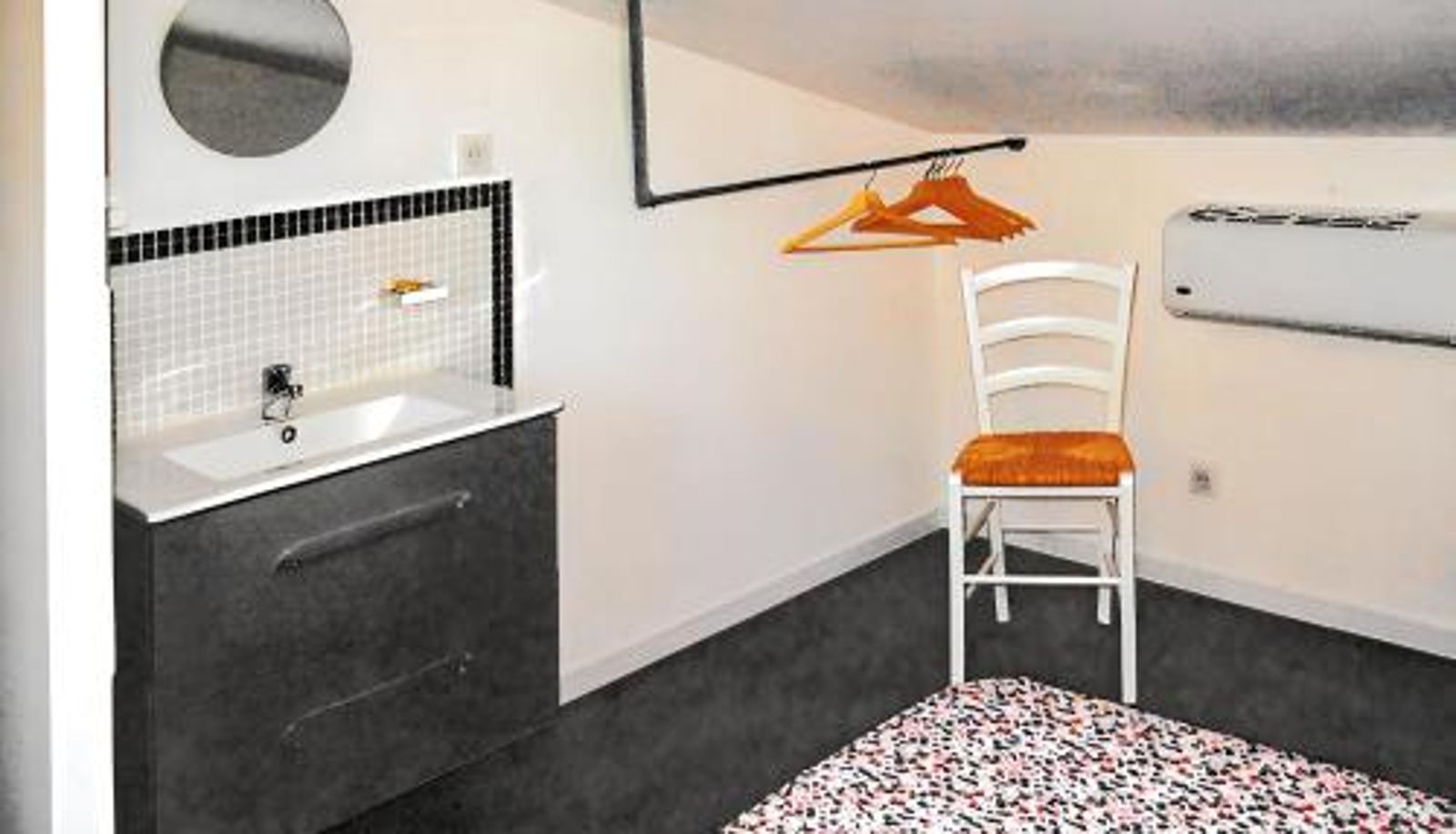 Chambre - piscine partagée Appartement lumineux à Lançon-Provence