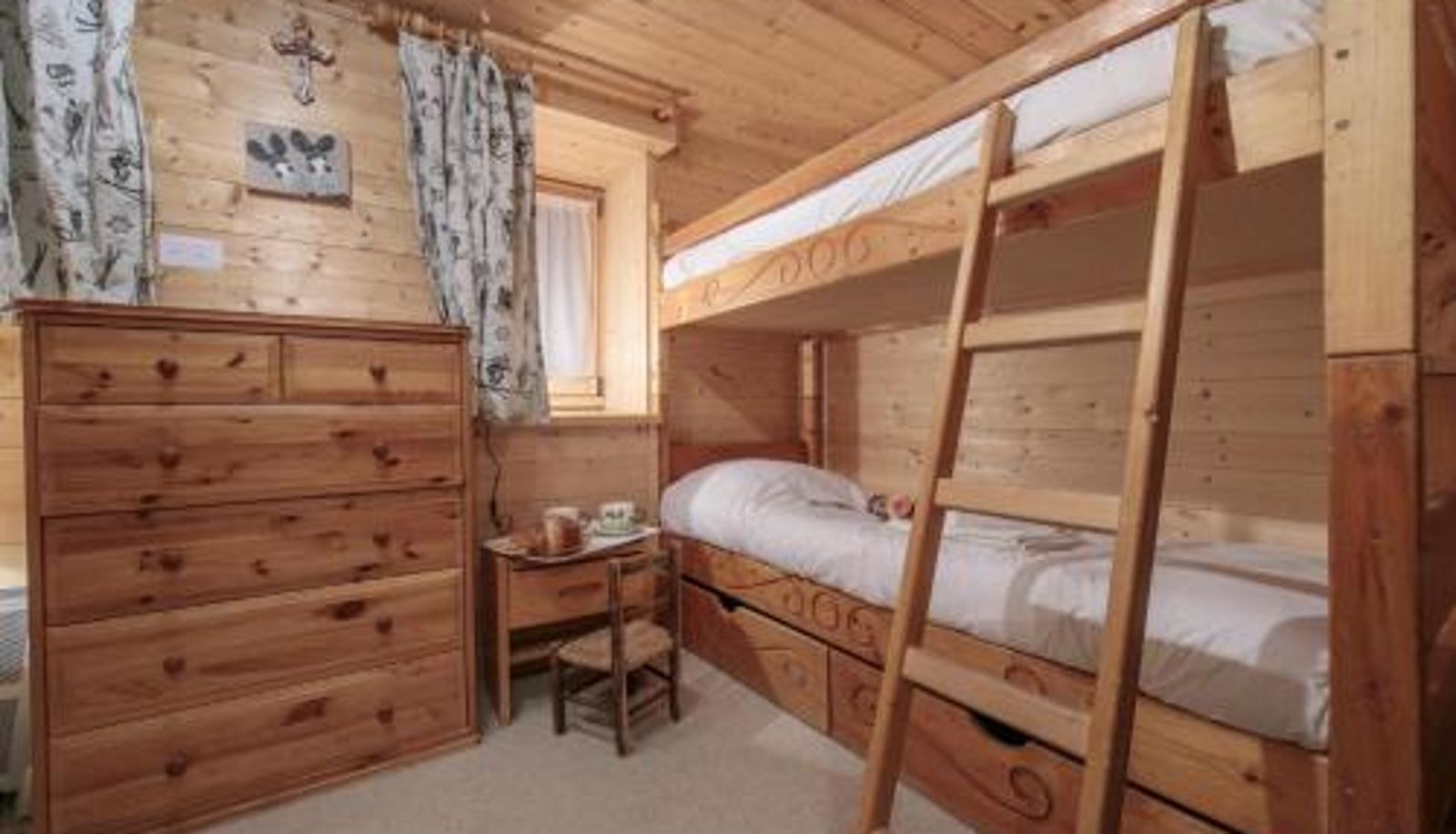Appartement - Sleeps 8 - Happy Rentals Chalet Du Croz RJ Historic Farmhouse Charm