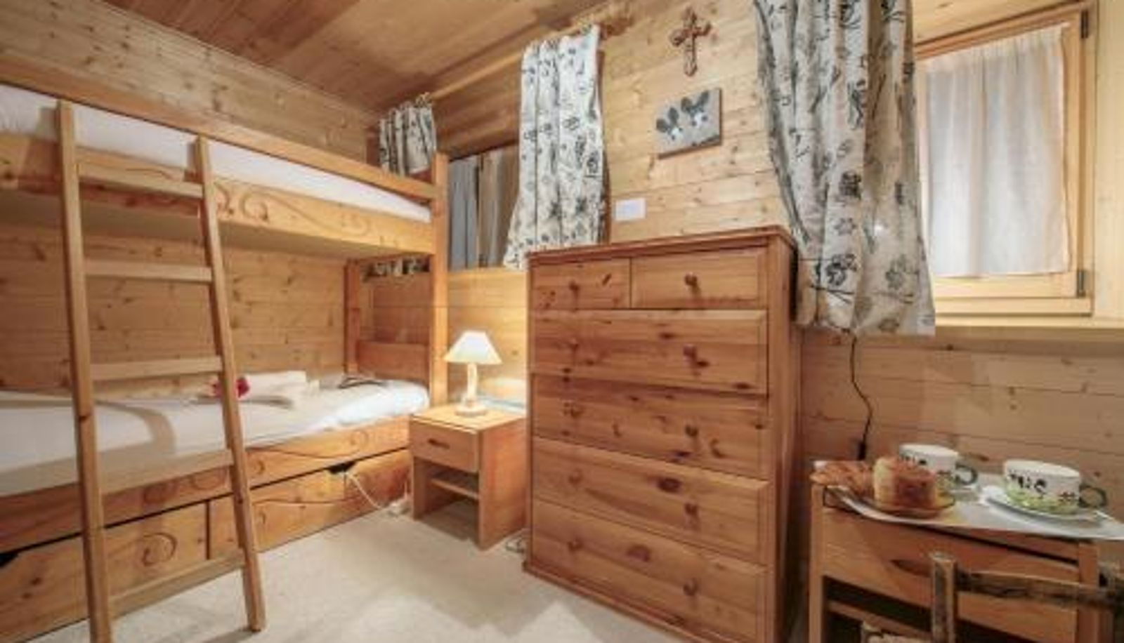 Appartement - Sleeps 8 - Happy Rentals Chalet Du Croz RJ Historic Farmhouse Charm