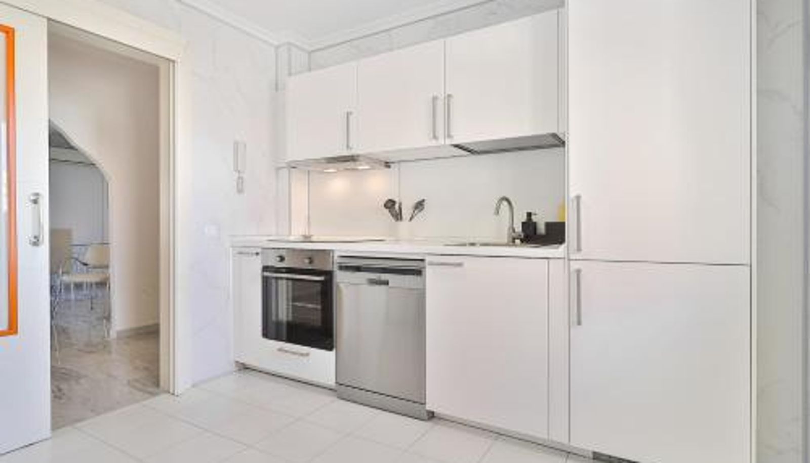 Apartment - C09 Roomy Luminous 5 Bedroom in Town