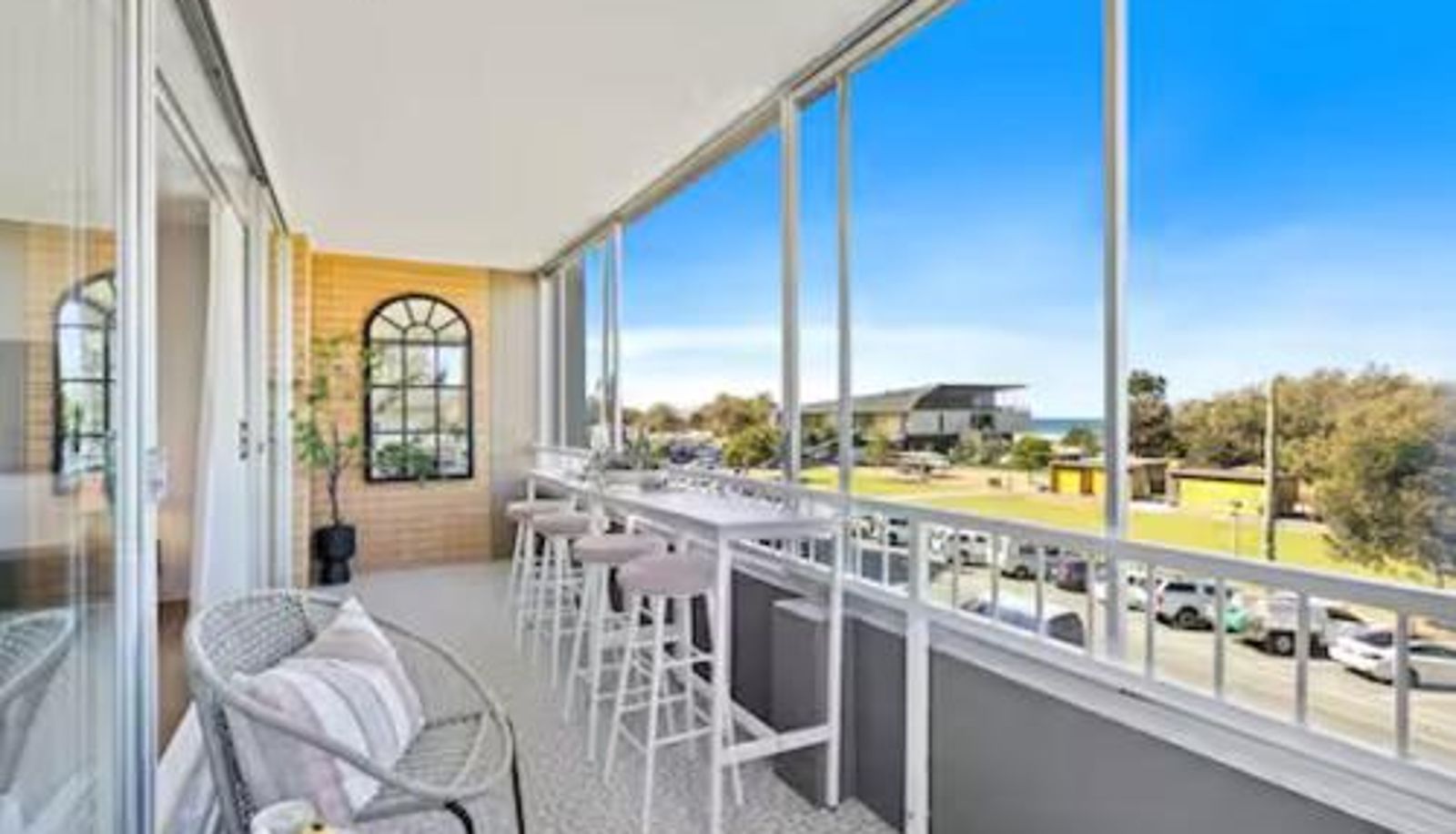 Hotel outdoor area - Beachfront Bliss 2BR Broadbeach