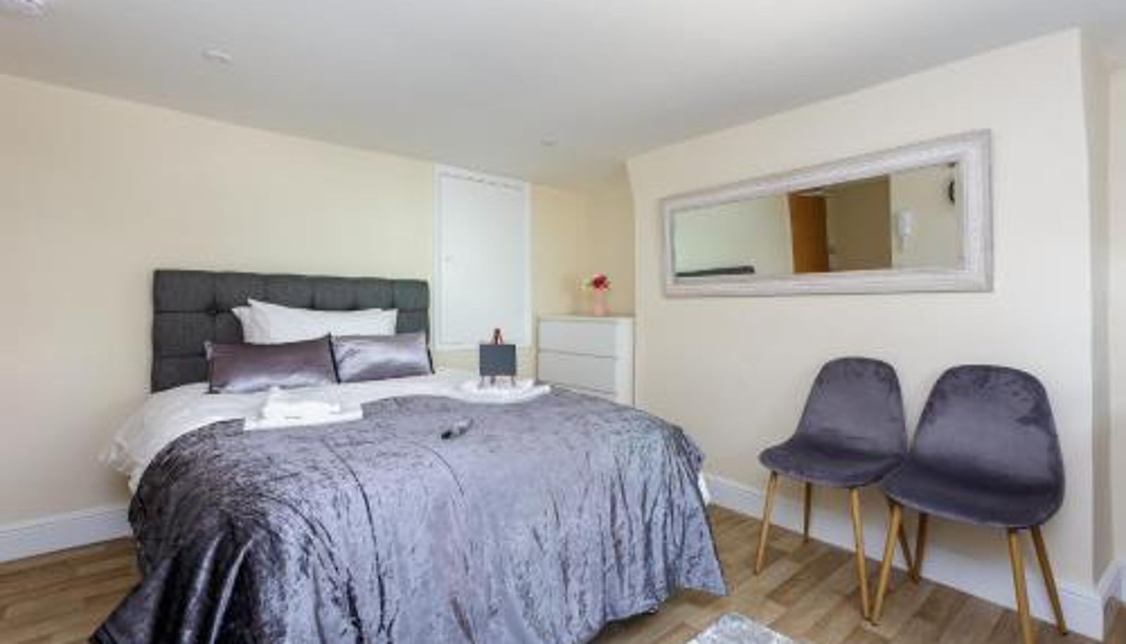 Apartment - St Mary's Modern Central Huge Studio Apartments