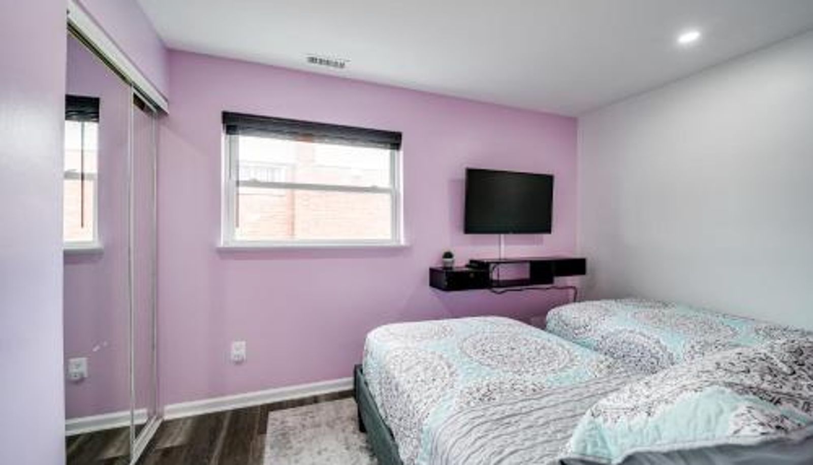 Appartement - Elegant 4 Bedroom Home with Office and Parking.