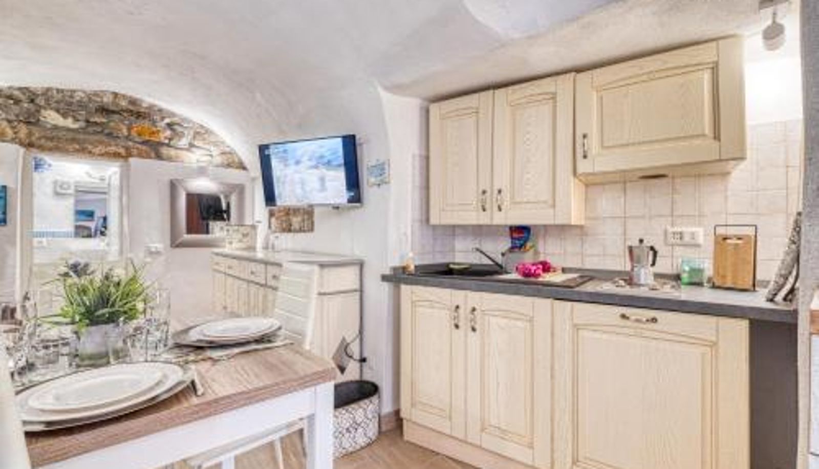 Apartment - Le Petit Bijoux De La Pigna - Happy Rentals