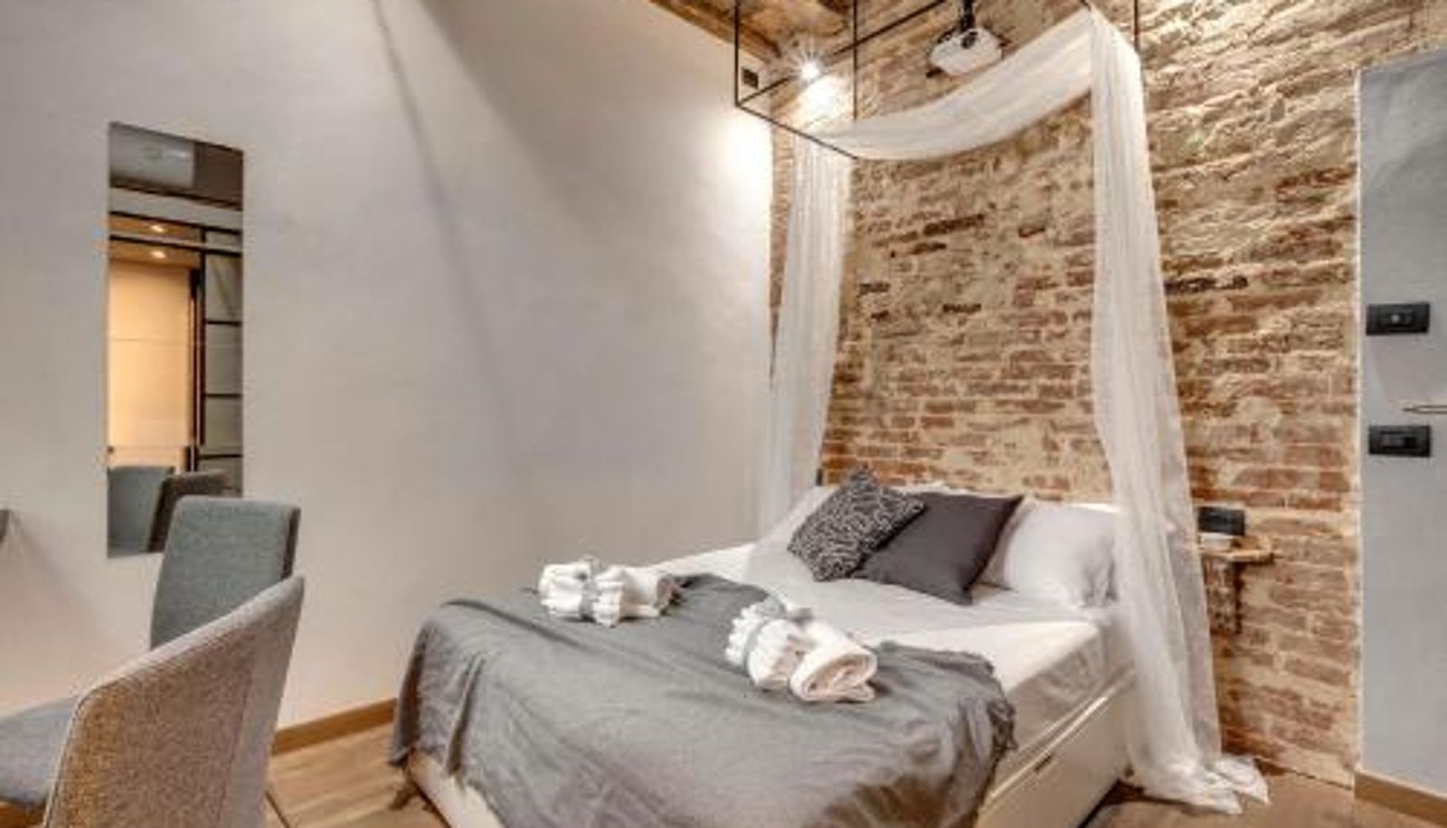 Info - Vigna Vecchia Studio by Mamo Florence