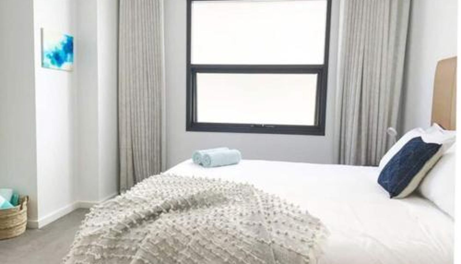 Info - Pearl on Pakenham- Modern & Central w king beds