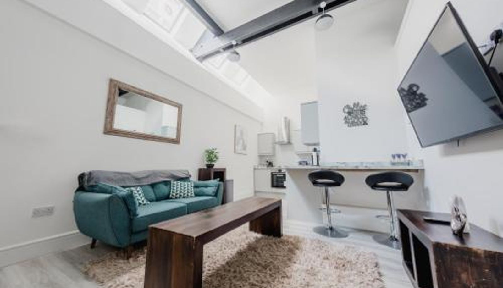 Info - Hullidays-Theatre Hideout Apartment