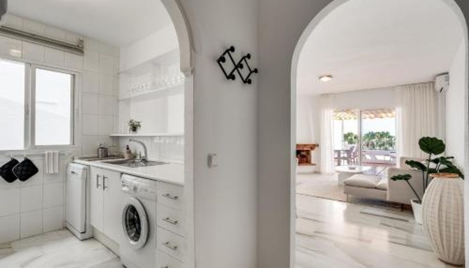 Apartment - Ultimate Rentals - Coastal Escape - Apartment w Terrace & Sea View