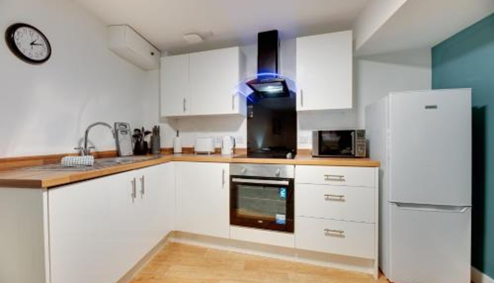 Informacje - Charltons Bonds 2A Stylish Staycation City Break