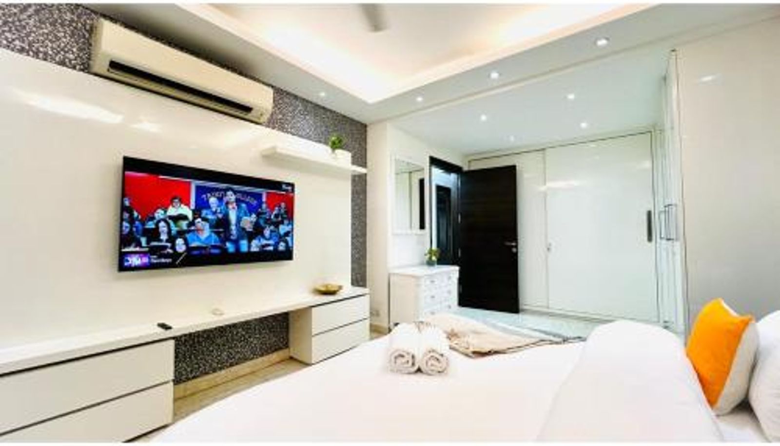 Apartment - BluO 3BHK - Greater Kailash Lift Balcony Parking