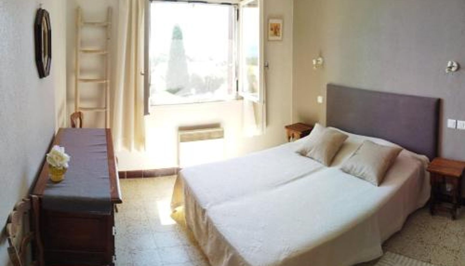 Info - Modern cocoon with garden and beautiful sea view