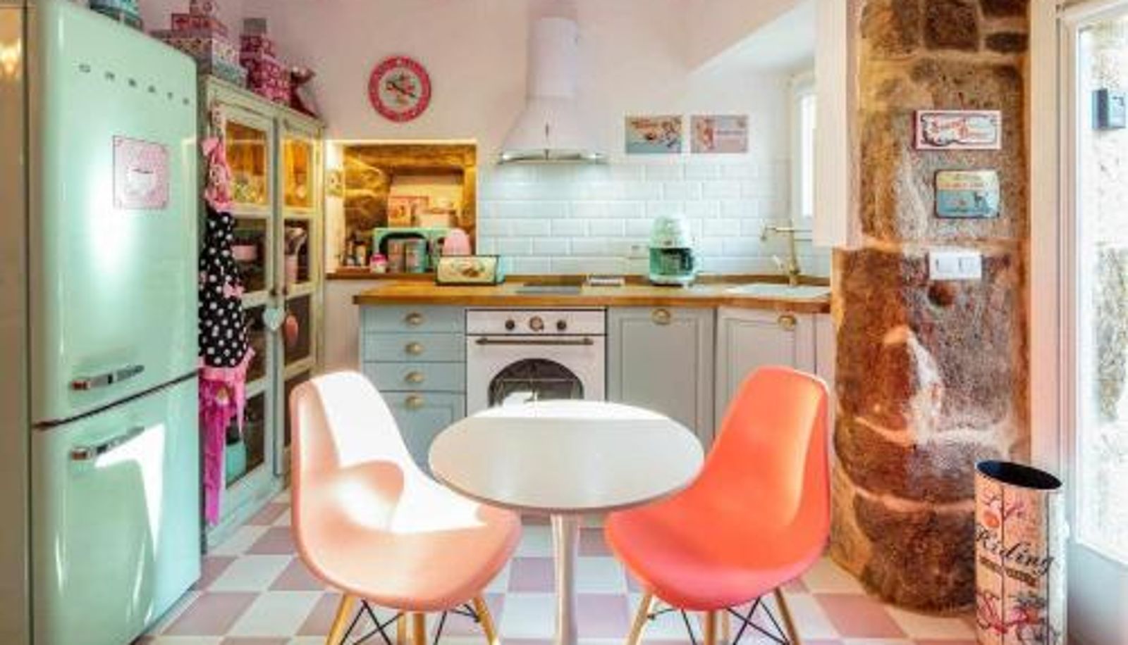 Appartement - chimenea La Suite Años 50. La casa Barbie. Bañera