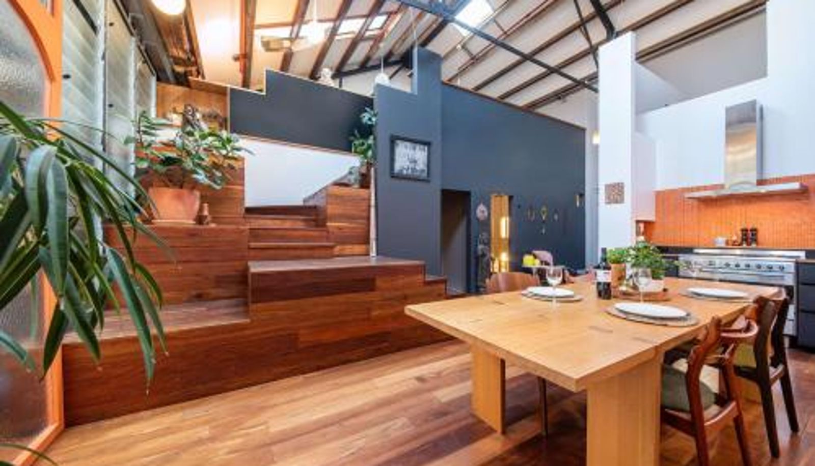 Apartment - Spacious Warehouse Conversion 2 Bdrms & Parking