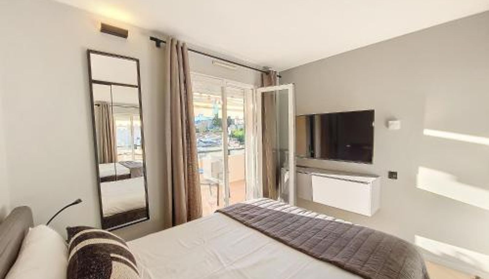 Apartment - Nestor&Jeeves -PERLE DOREE - Terrace - Design