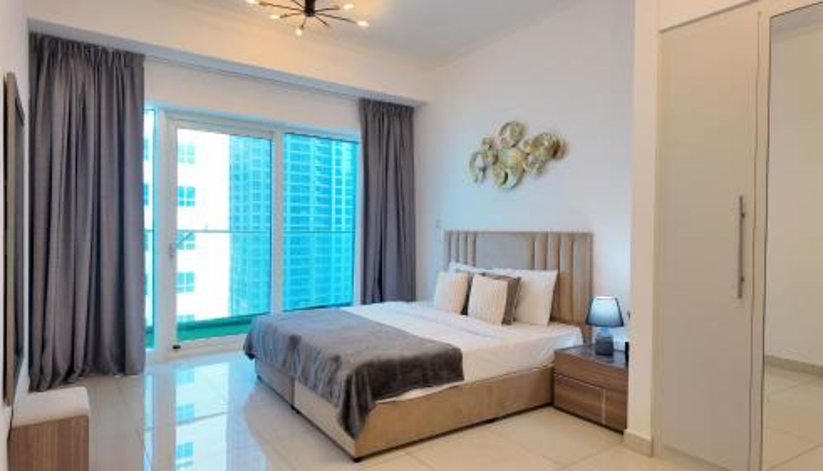 Zimmer - Damac Heights by Fendi