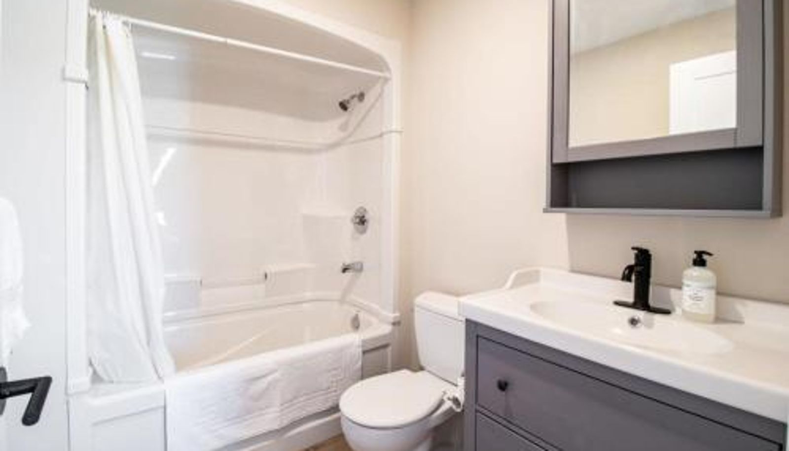 Standard room - NN - Flats on 4th #1 - Downtown 2-bed 2-bath