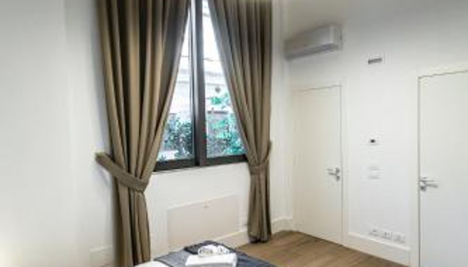 Apartment - canal view with a beautiful garden R&R Elegant Fornasa Vecia