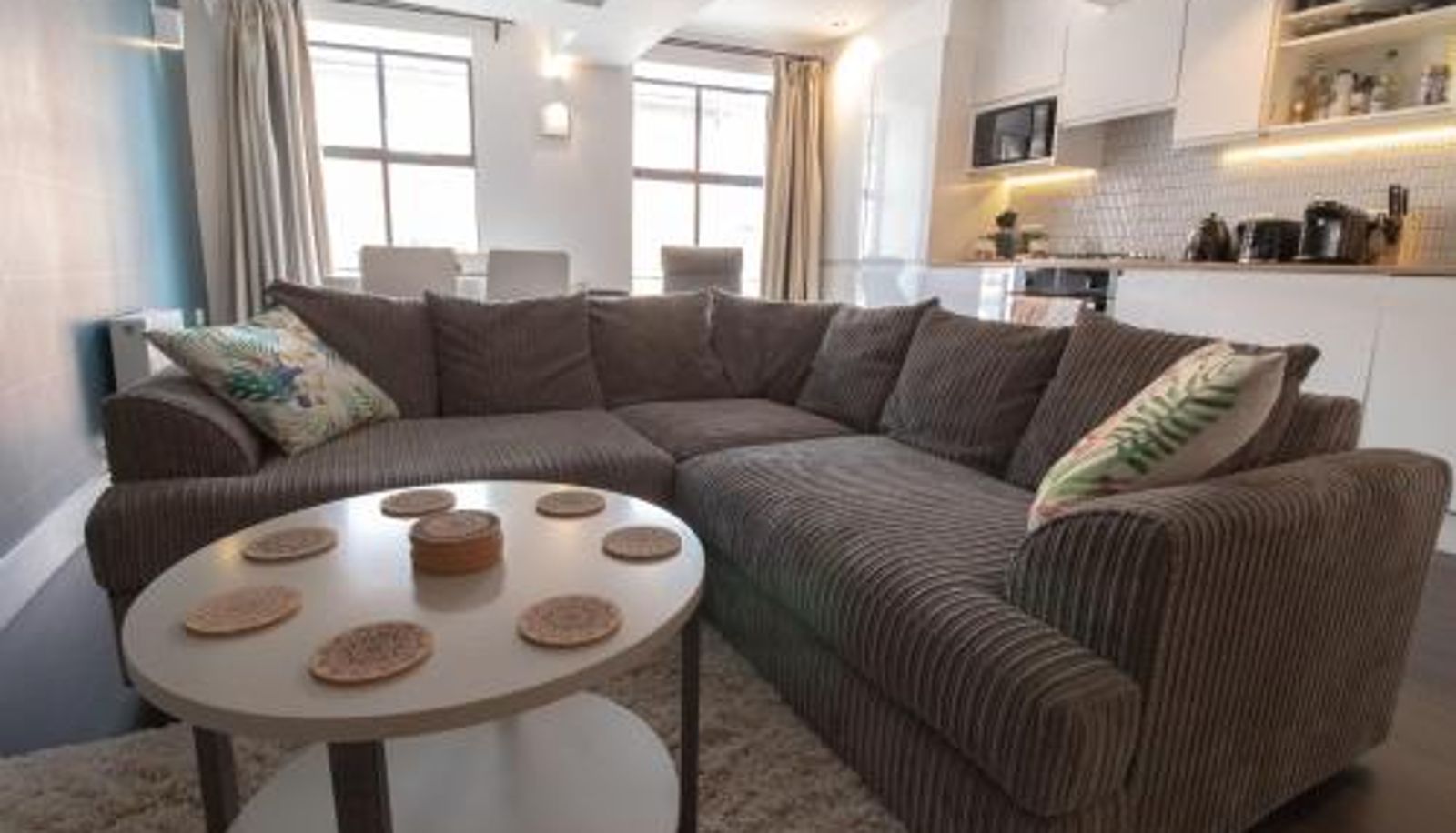 Kitchen - The New52 Oxford by 360Stays - Bespoke 2 Bed Luxury Apartment in the Heart of Oxford City Centre with Parking
