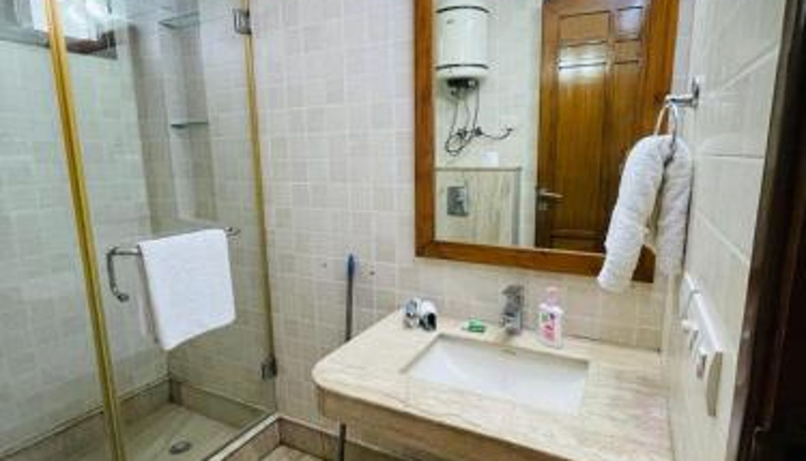 Información - Saket D-36 Divine India Service Apartment 4Bhk