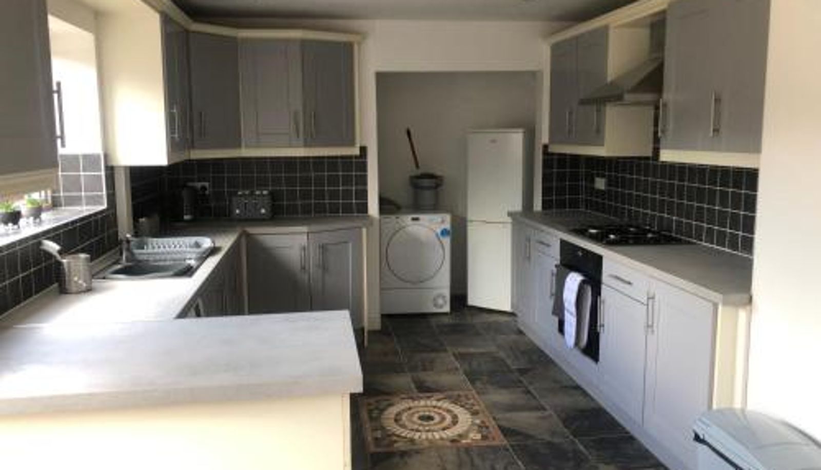 Kitchen - Well presented 3 Bed House- 9 Guests - Great for Leisure stays or Contractors -NG8 postcode