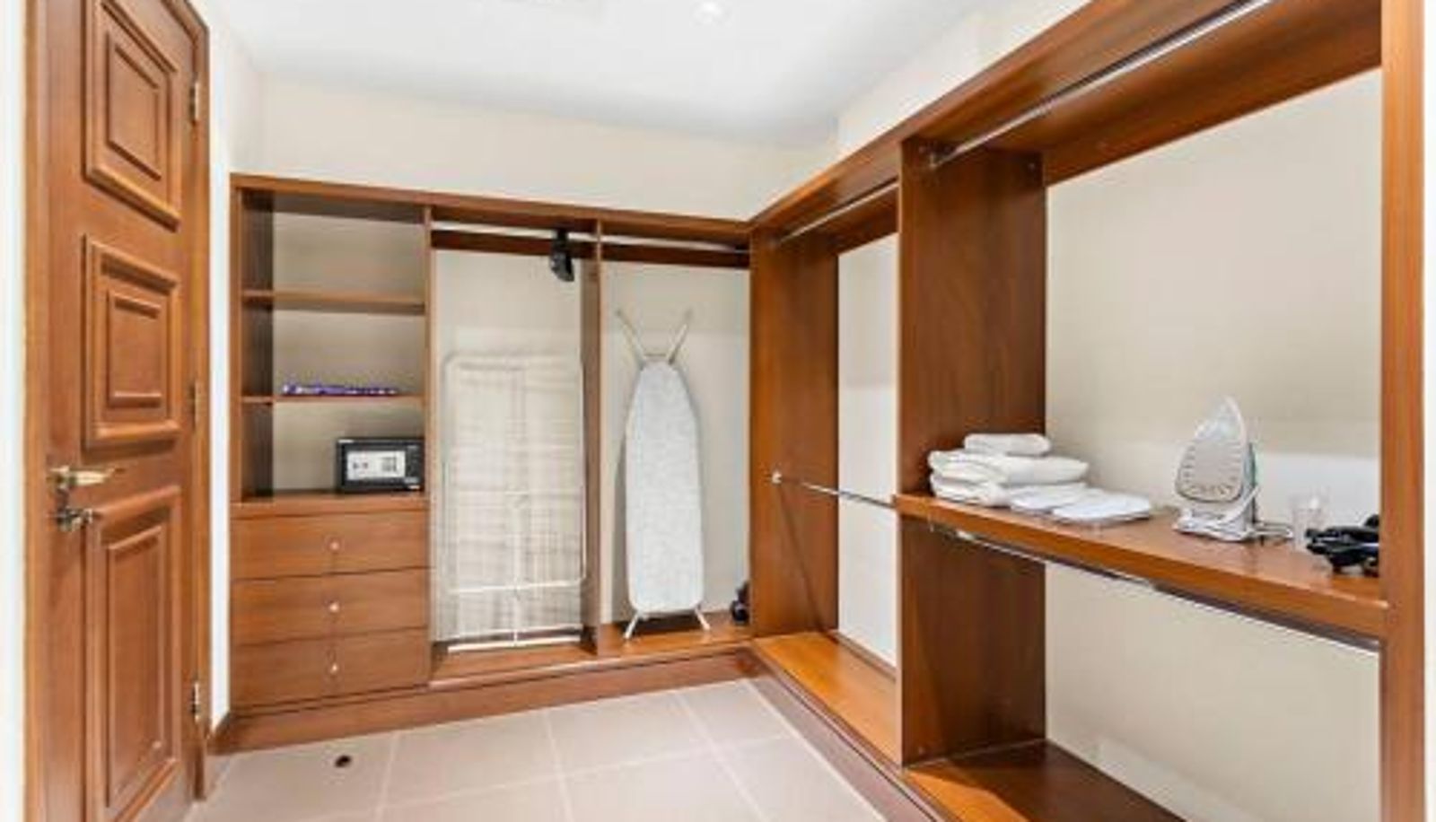 Info - StoneTree - Luxurious 2 BR Apartment in Palm Jumeirah