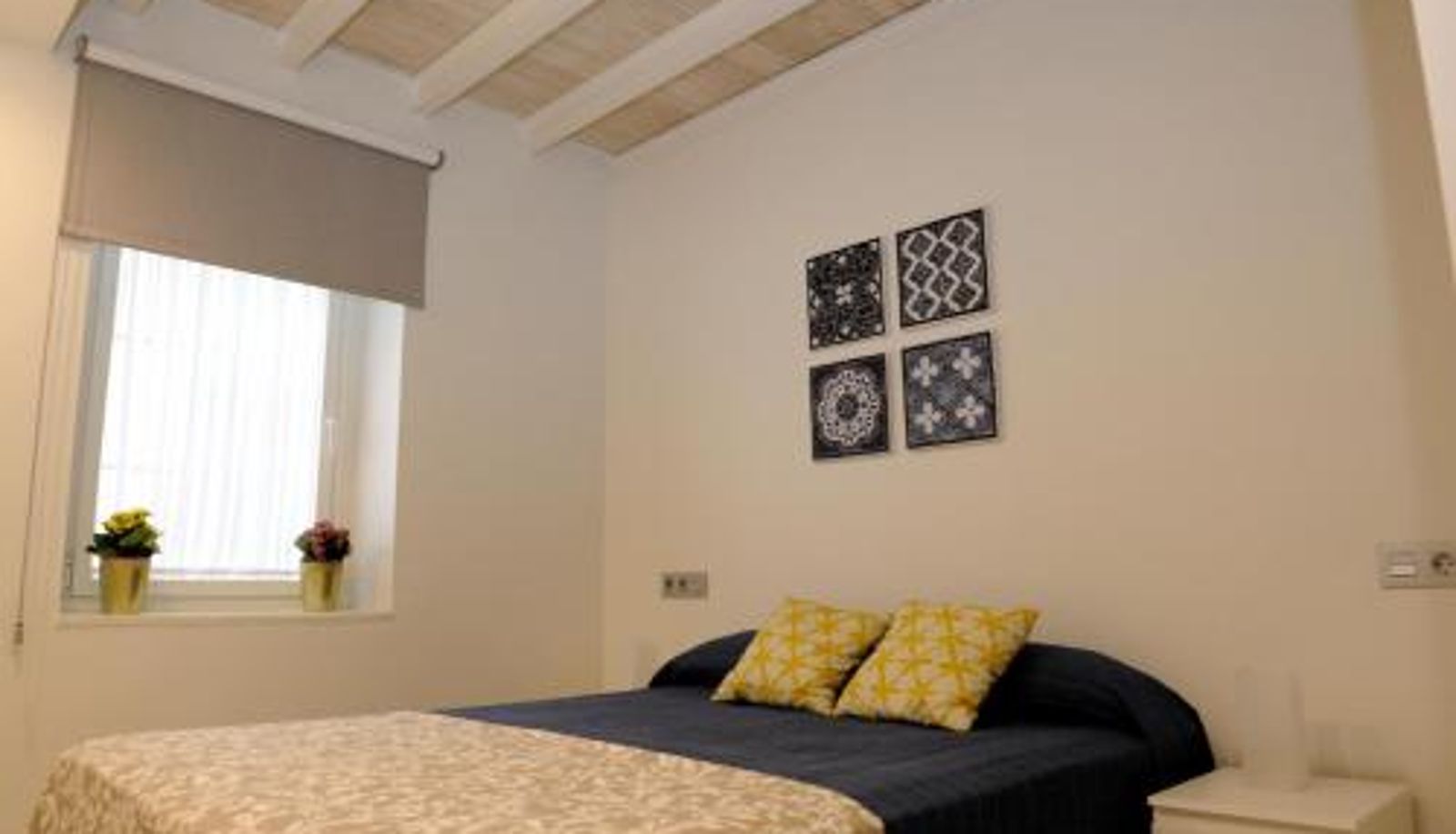 Standard room - The Wall of the Alcázar Palace