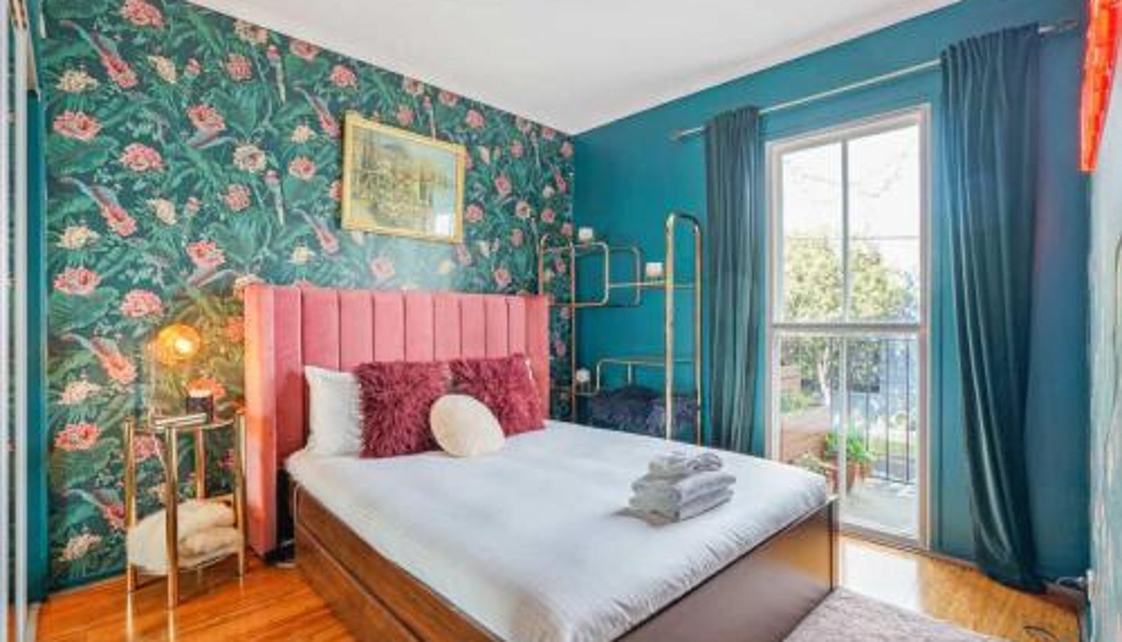 Zimmer - Chic Central Apt with Free Parking by Custom Bnb Hosting