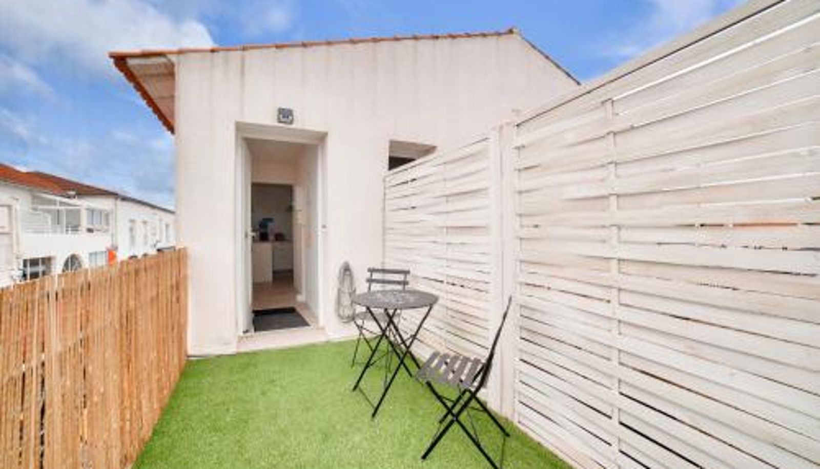 Appartement - quartier animé studio 2 personnes 180m de la plage