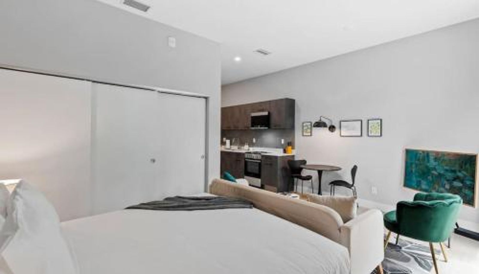 Zimmer - Pretty Rola 304 Luxury Apt w King Bed Central Area