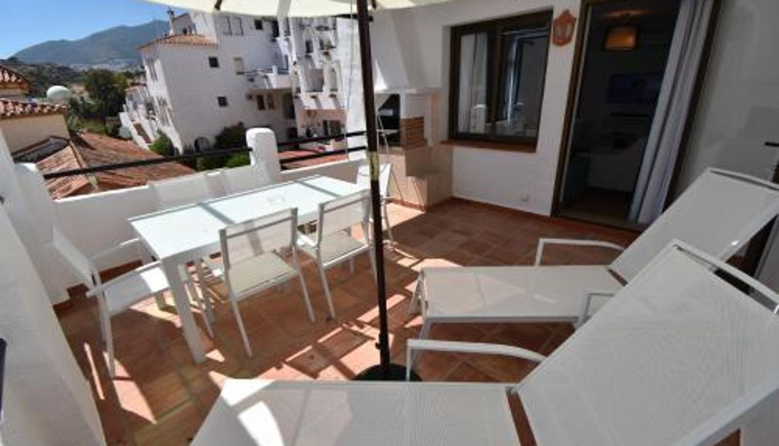 Apartment - Modern Apt Walking distance to Shops and Beach