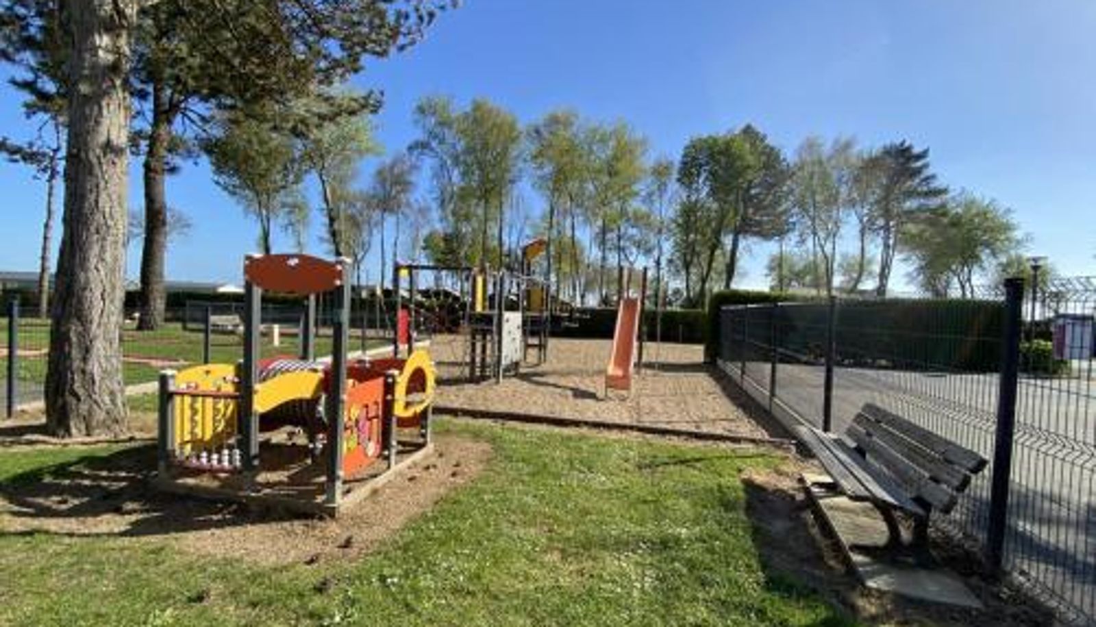 Info - Chalet situé dans un camping 4 étoiles - 4 à 6 personnes - KIRIO
