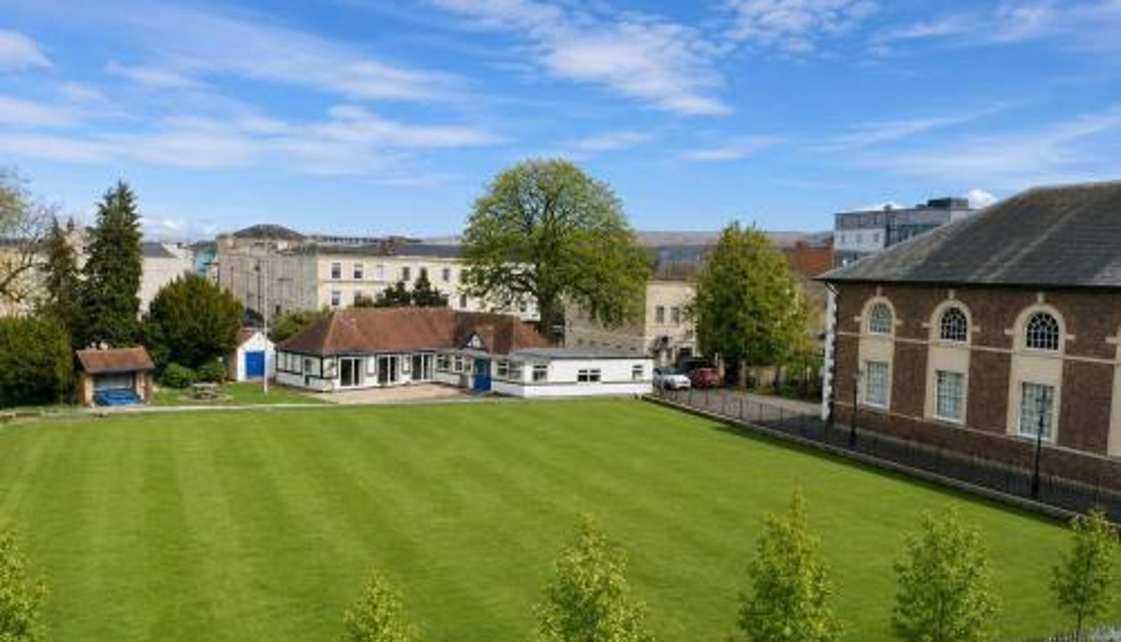 Camera standard - Walk to Races! Sleeps 4 F1 Town Centre