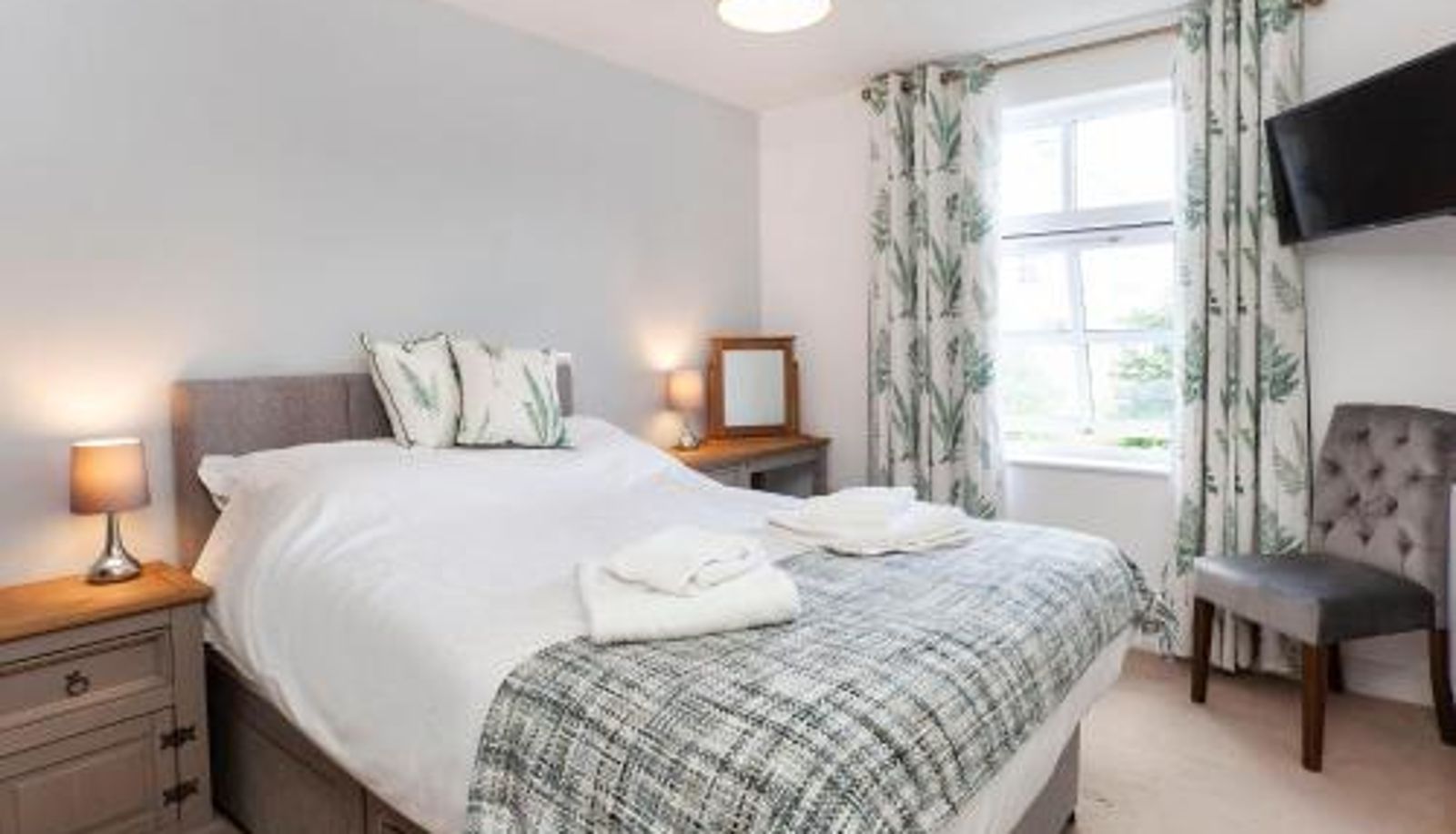 Info - 7 Gibson House - Chic City Centre Apartment with Parking