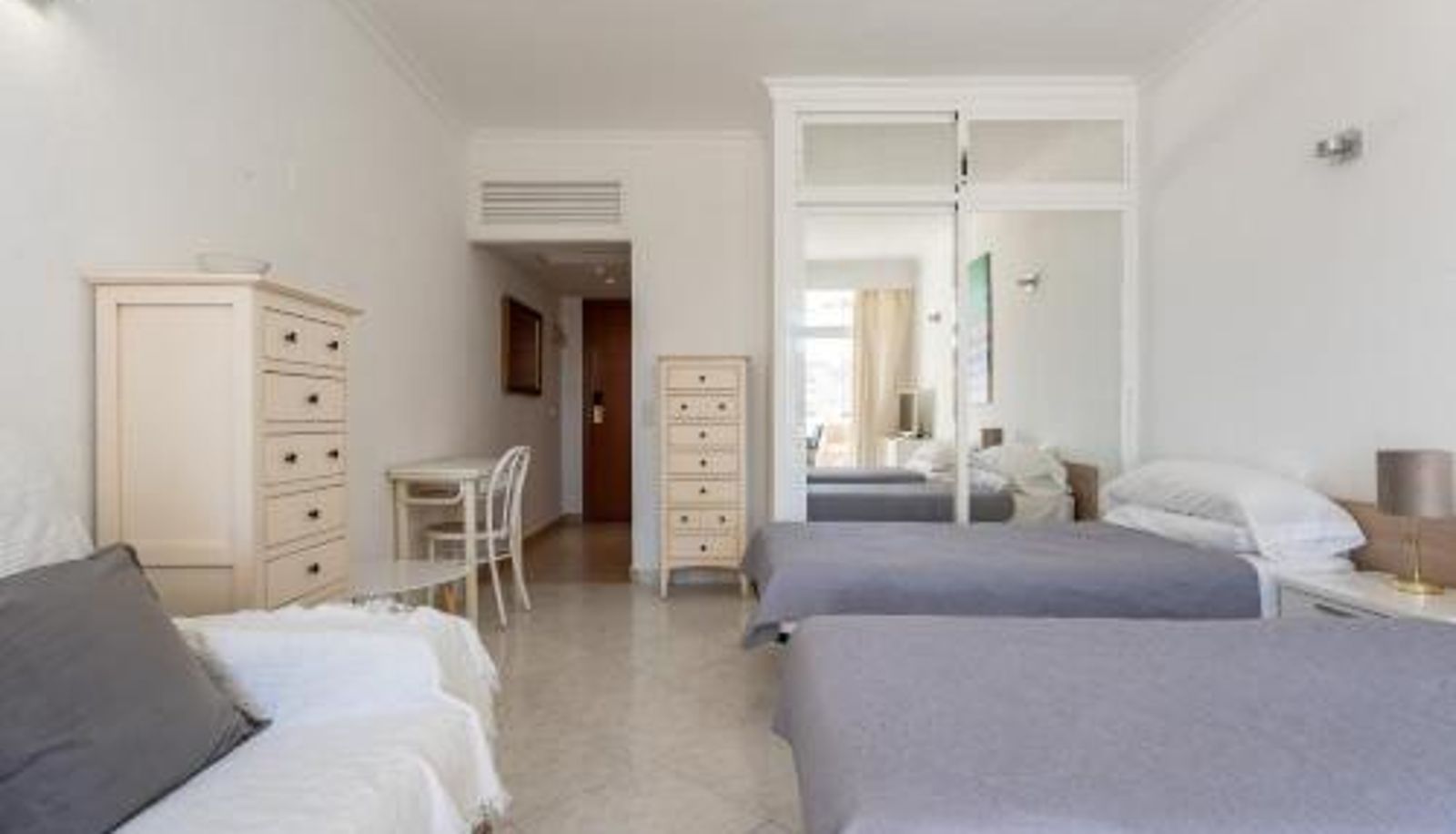 Standard room - Sunny studio with seaview