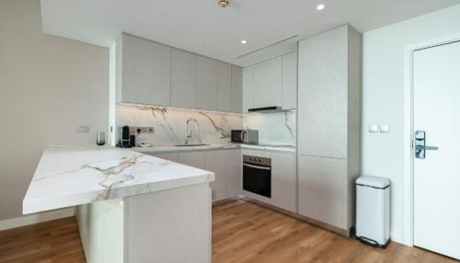 Apartment - DIFC Allsopp & Allsopp - Upgraded 1-Bedroom Apartment in Liberty House