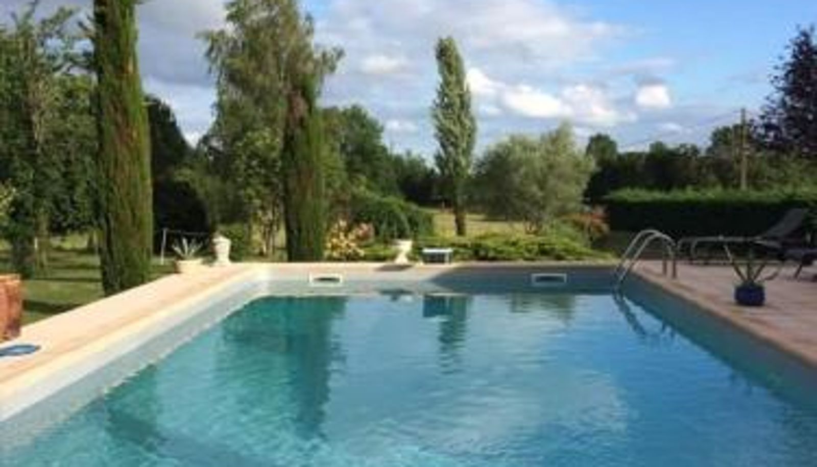Informacje - 32 m². Studio charmant à Bio avec jardin et piscine partagée