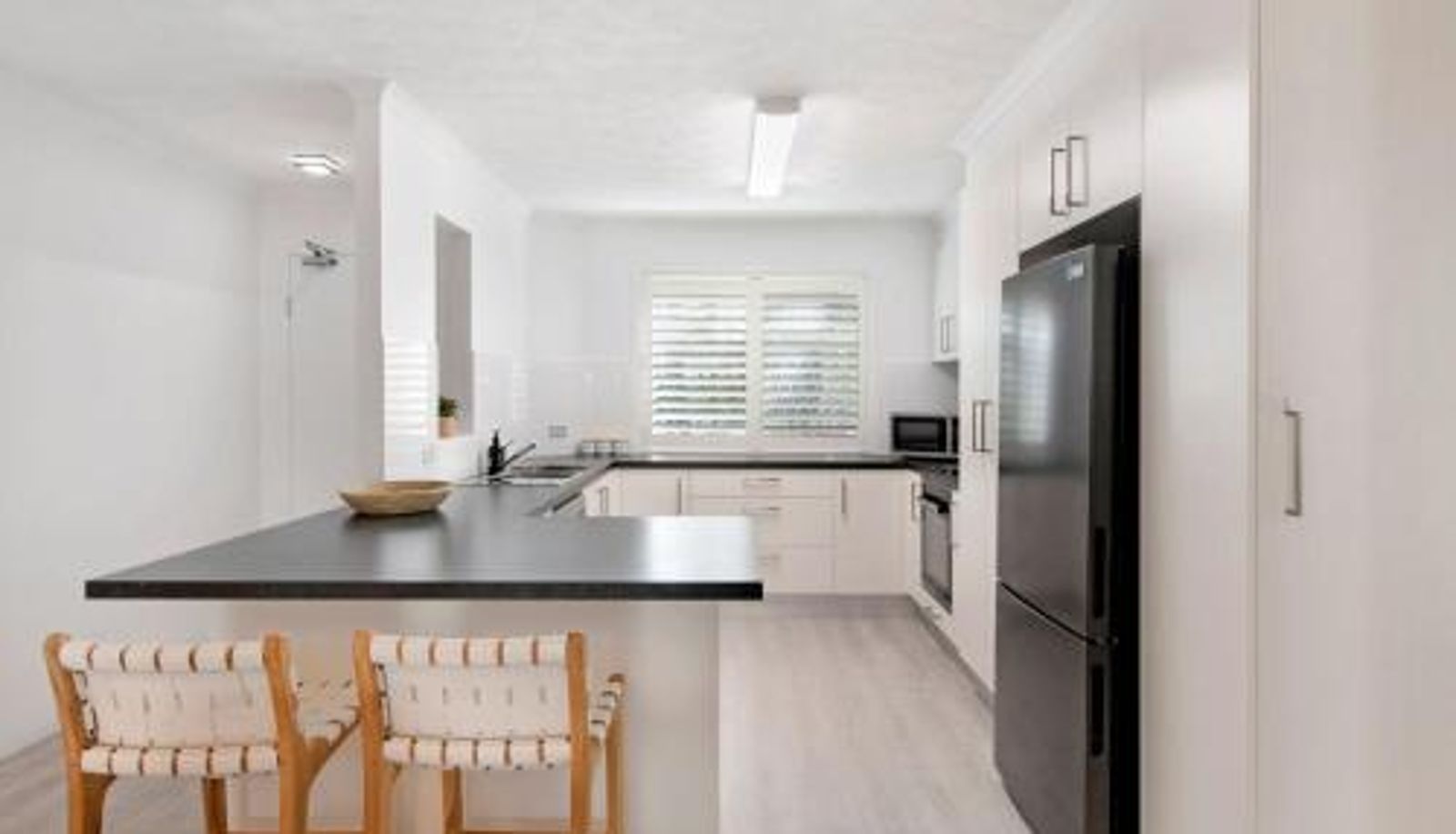 Cucina - Broadbeach Oasis - 2 Bedroom Apartment in Britannia - CoastHM