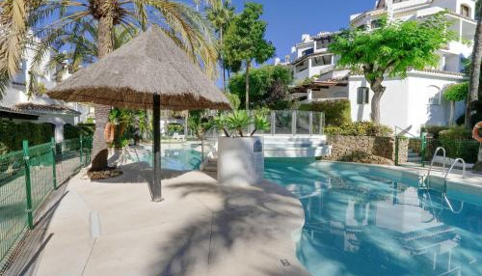 Apartment - 2039 Cozy Beachfront Apartment on Golden Beach