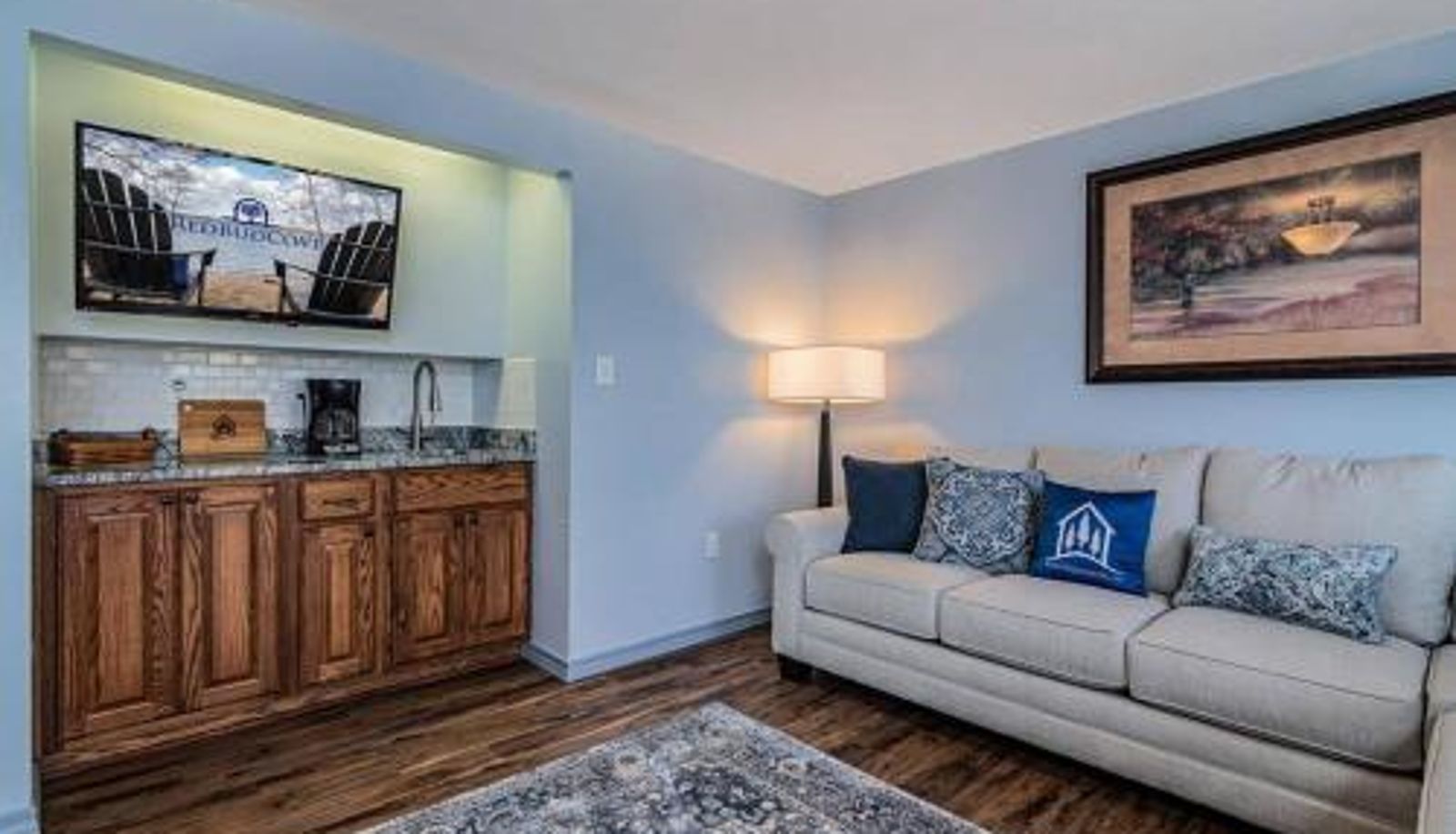 Camera standard - Lakeside Landing Suite