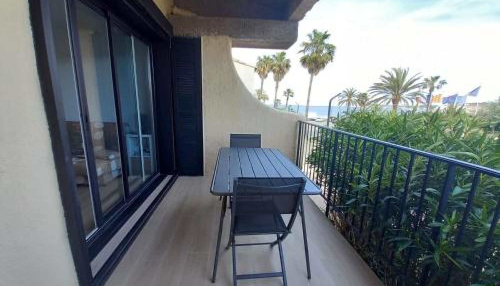 Appartement - proche St Tropez  terrasse  wifi  climatisation  studio neuf face à la plage Marines de Cogolin