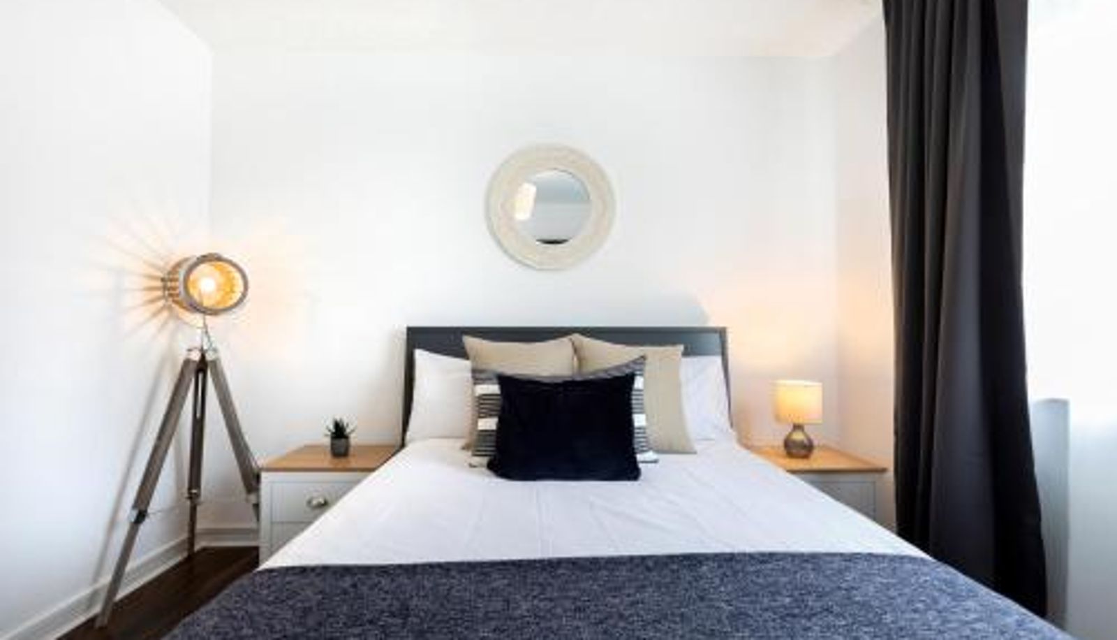 Room - beach 5-min walk 1-Bedroom Apartment with a Private Garden