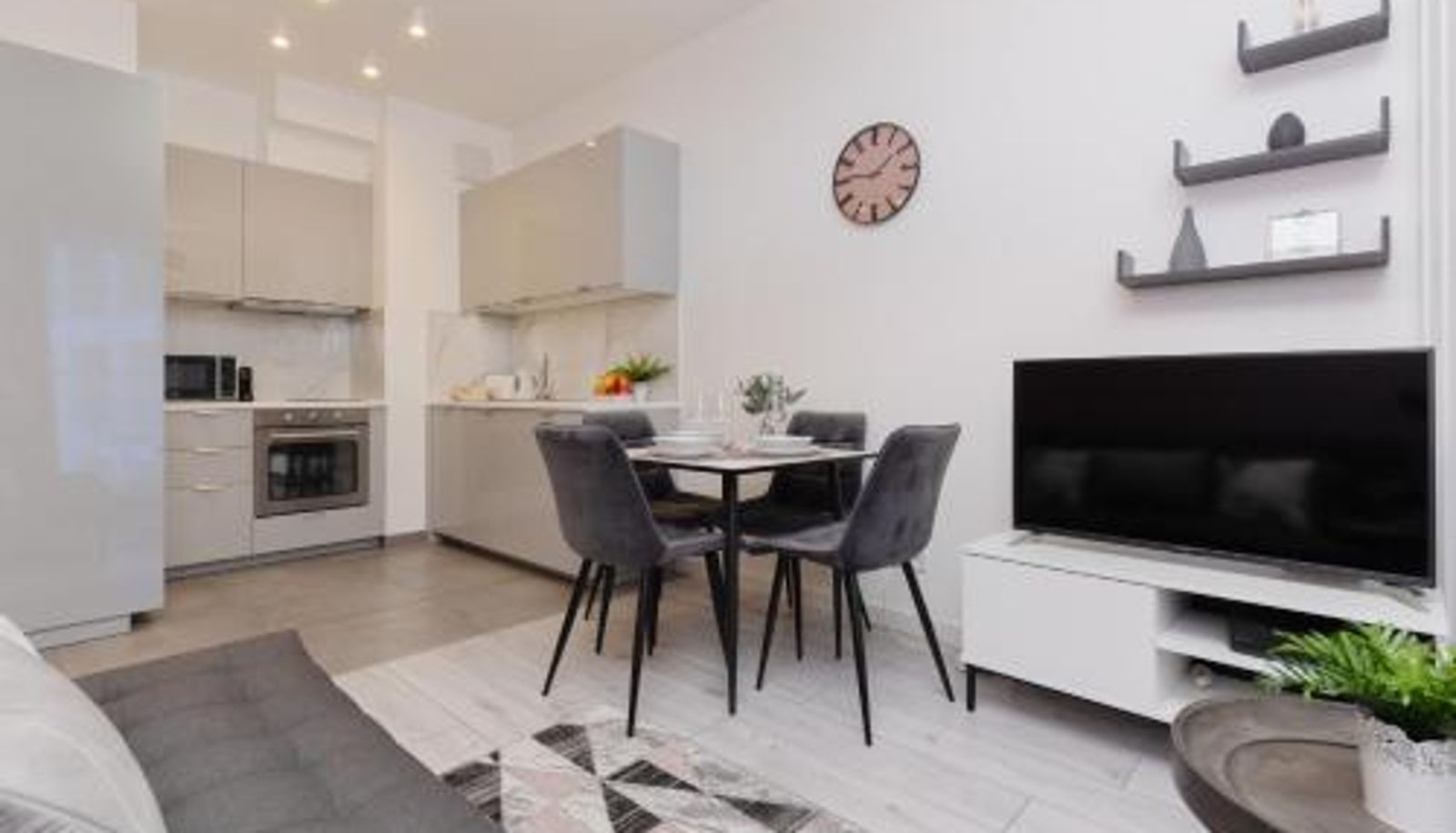 Apartament - Elegant Apartment with Balcony & Bathtub Warsaw Wola by Noclegi Renters