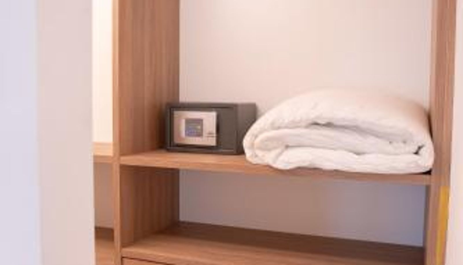 Apartment - Romantic White Apartment - 5 minutes from the lake