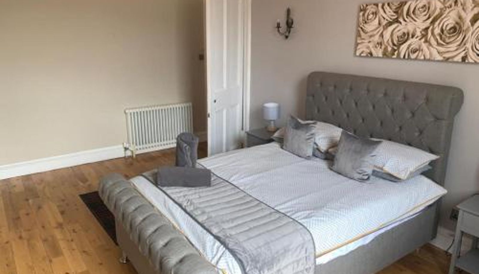 Info - main door flat with private parking  3 bedroom  spacious WEST END - Stunning