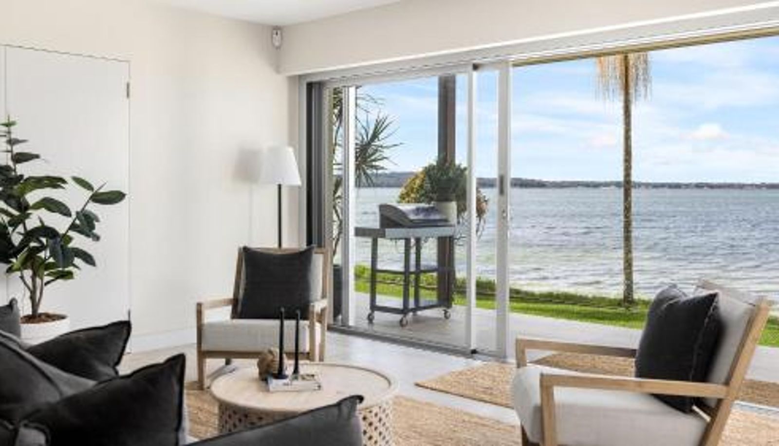 Info - Encore five nine – luxurious absolute beach front apartment
