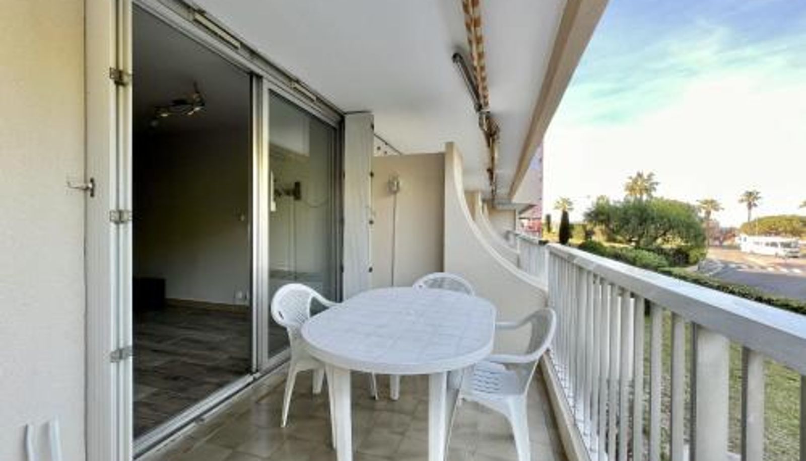 Info - Bright studio just a stone's throw from the sea
