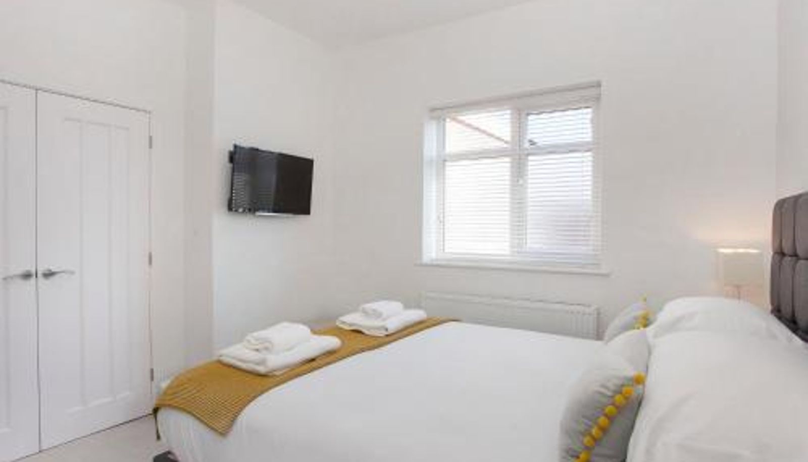 Apartament - White House Apartments-Free parking 1 car per apartment